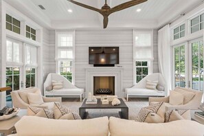 تلفزيون ذكي، مدفأة، تنس طاولة، كُتُب