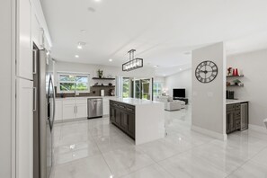 Fridge, microwave, oven, stovetop - Elegant pool home in Prime Equestrian area (Wellington)