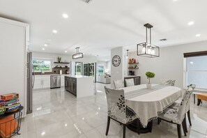 Dining - Elegant pool home in Prime Equestrian area (Wellington)