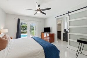 3 bedrooms, desk, iron/ironing board, travel crib - Elegant pool home in Prime Equestrian area (Wellington)