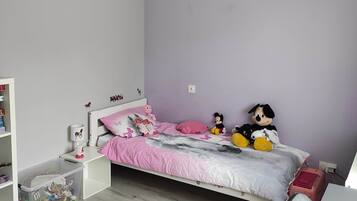 3 bedrooms, desk, iron/ironing board, free WiFi