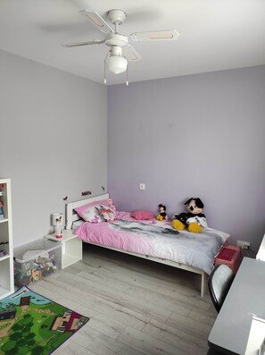 3 bedrooms, desk, iron/ironing board, free WiFi
