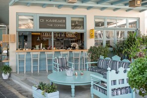 Frokost, lunsj og middag serveres, greske retter, utsikt mot stranden