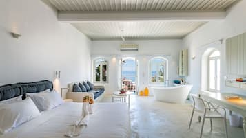 Superior-Suite, Balkon, Meerblick | Schreibtisch, laptopgeeigneter Arbeitsplatz, schallisolierte Zimmer