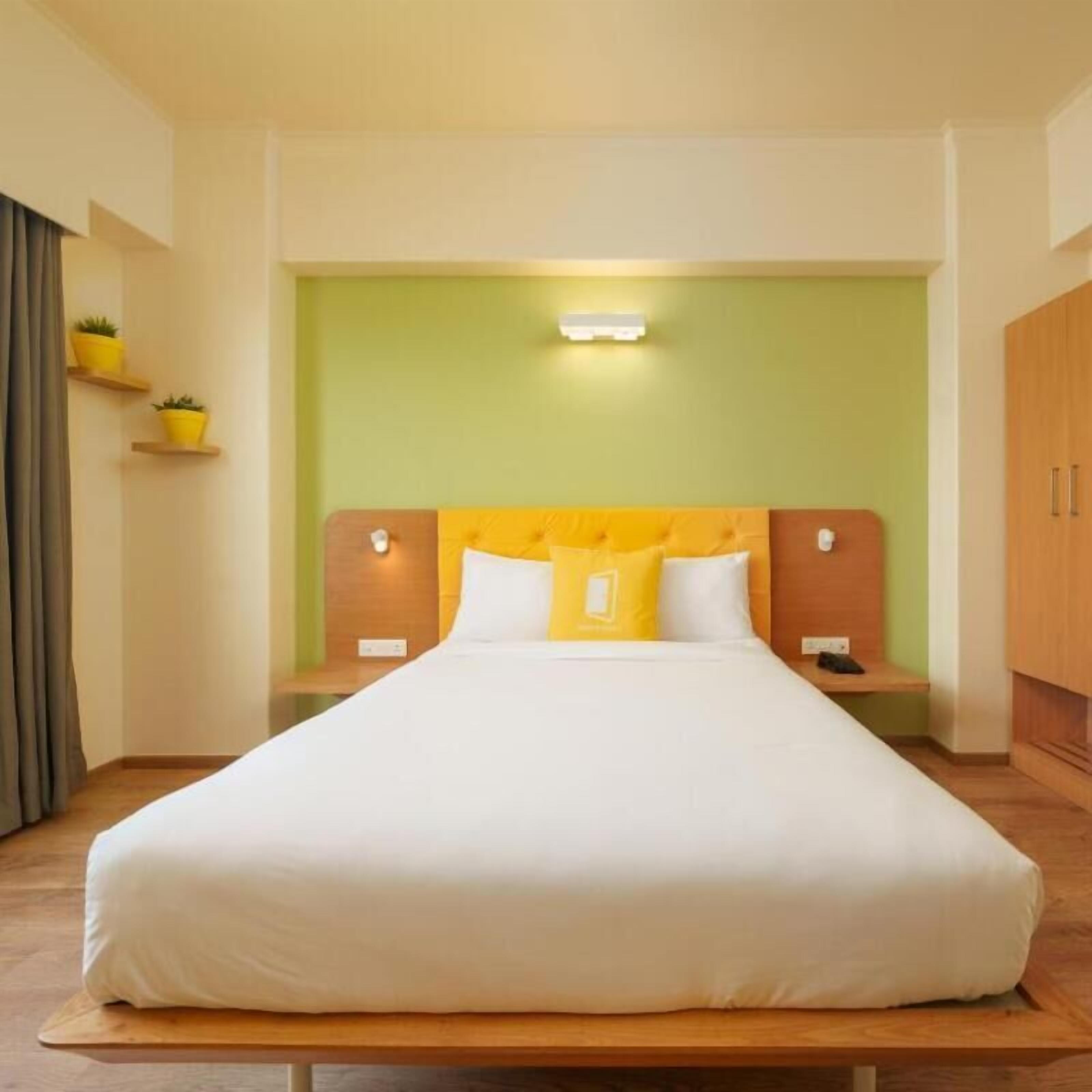 In-room safe, desk, laptop workspace, soundproofing