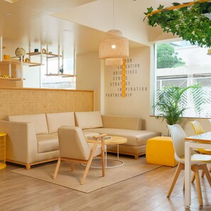 Lobby sitting area - Bloom Hotel - Sector 62 (Noida)