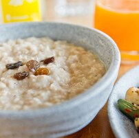 Un bol de porridge aux raisins.