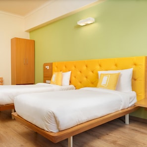 Standard-Zweibettzimmer | Zimmersafe, Schreibtisch, laptopgeeigneter Arbeitsplatz