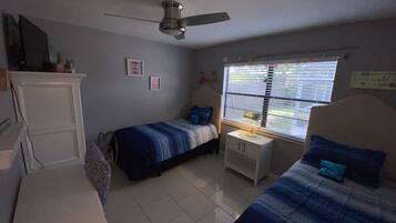 2 bedrooms, desk, iron/ironing board, WiFi