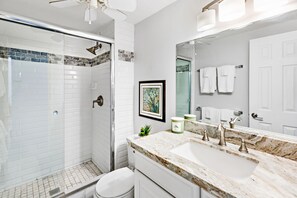 Combined shower/bathtub, hair dryer, towels, soap - Breezy 2bd beachy vibes with modern comfort (Kihei)