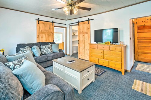 Historic Cabin Retreat: Steps to Okoboji Lake