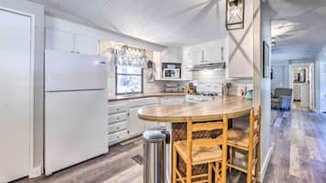 Fridge, microwave, stovetop, dishwasher
