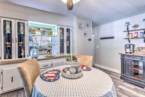 Dining - Quiet Cloudcroft Cabin w/ Porch + Gas Grill! (Cloudcroft)