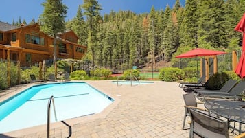 Een verwarmd zwembad