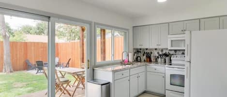 Køleskab, mikrobølgeovn, ovn, kogeplade