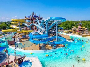Parque aquático com várias piscinas e toboáguas.