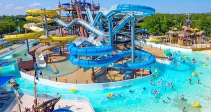 Schlitterbahn Retreat - Sleeps 28