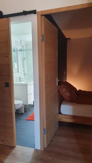 Shower, eco-friendly toiletries, hair dryer, towels - Château Les Poules - new bright modern and cosy loft  (ASSIGNAN)
