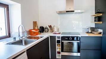 Fridge, oven, stovetop, dishwasher