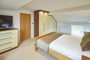 3 bedrooms, iron/ironing board, free WiFi, bed sheets