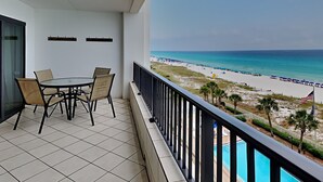 Outdoor dining - Extra Large Balcony Overlooking the Beach in Destin w/ Resort Amenities! (Destin)