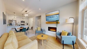 TV, fireplace - The Alpine Rooms, Ski-in/Out, 2Bd, Private hot tub (Sun Peaks)