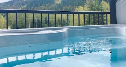 The Alpine Rooms, Ski-in/Out, 2Bd, Private hot tub