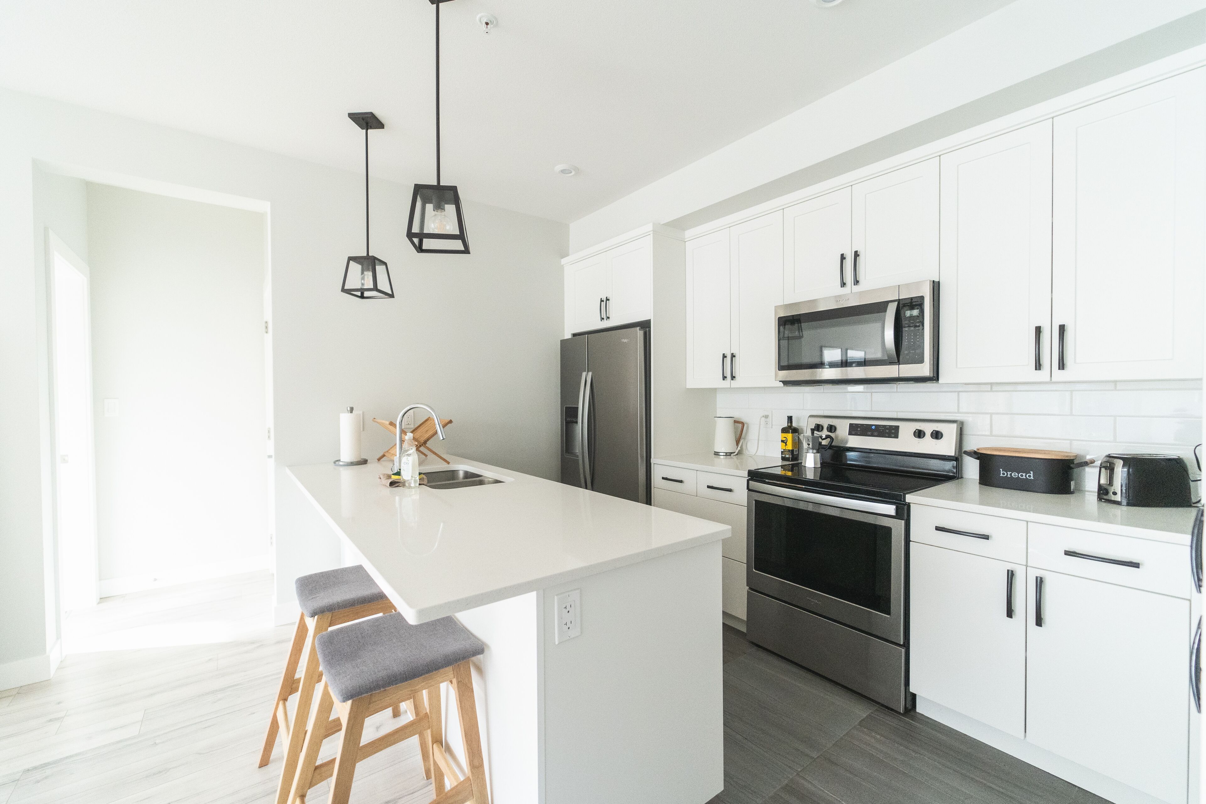 Een koelkast, een magnetron, een oven, een kookplaat