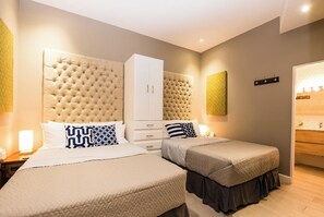 3 habitaciones, tabla de planchar con plancha y cuna de viaje 