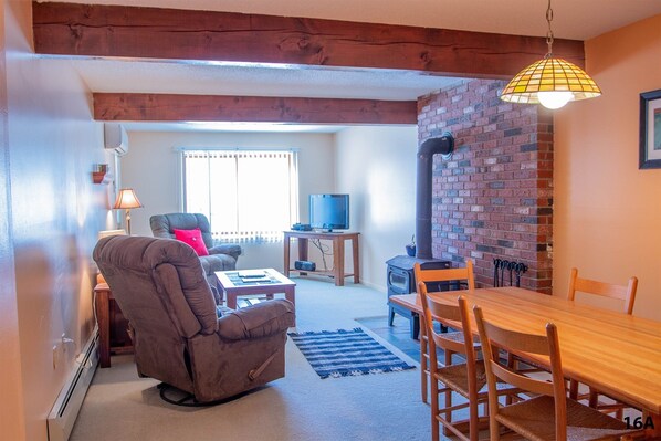 Televisio, DVD-soitin, pöytäjalkapallopöytä, pöytätennispöytä