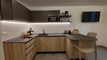 Réfrigérateur, micro-ondes, four, plaque de cuisson