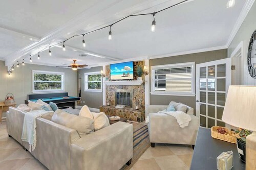 Cozy Retreat | 5 Star Location 5BR Home | Hot Tub, Grill