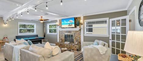 Smart TV, chimenea, futbolito y tenis de mesa