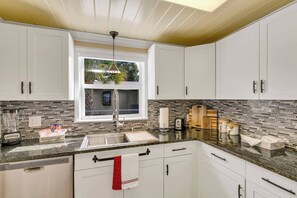 Kylskåp, mikrovågsugn, ugn och spishäll