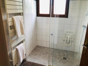Dusche, Haartrockner, Handtücher, Seife