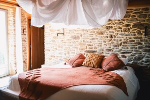 4 bedrooms, iron/ironing board, travel crib, free WiFi