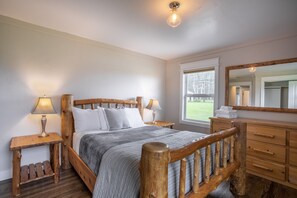 3 habitaciones, tabla de planchar con plancha y cuna de viaje 