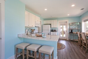 KĂŒhlschrank, Mikrowelle, Ofen, GeschirrspĂŒler