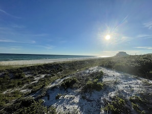 Plage à proximité, chaise longue, serviettes de plage