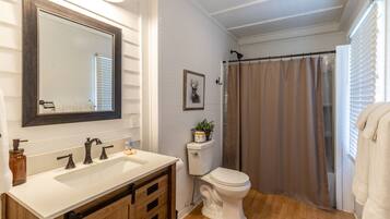 Combined shower/bathtub, towels