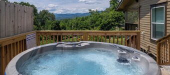 Long Range Mountain Views with Hot Tub! Wifi available