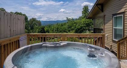 Long Range Mountain Views with Hot Tub! Wifi available