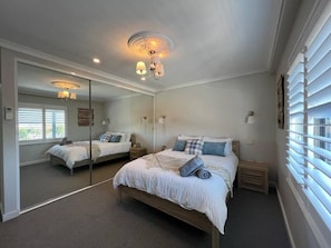 2 bedrooms, iron/ironing board, travel cot, WiFi - STUNNING! Top Floor Roof Terrace 2Car WIFI Wine (Perth)