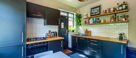 Fridge, oven, dishwasher, coffee/tea maker