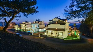 A modern residential complex with multiple two-story houses, a swimming pool, and a well-maintained garden. - Villa Ucar C Peacefull 4 bed villa with pool for rent in Ovacık oludeniz (Mugla)