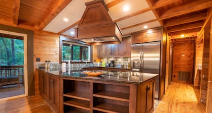 Stunning 5BR Lodge - Hot Tub & Table Rock Views