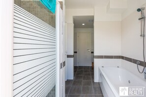 Ducha y bañera combinadas, secador de pelo, toallas y jabón