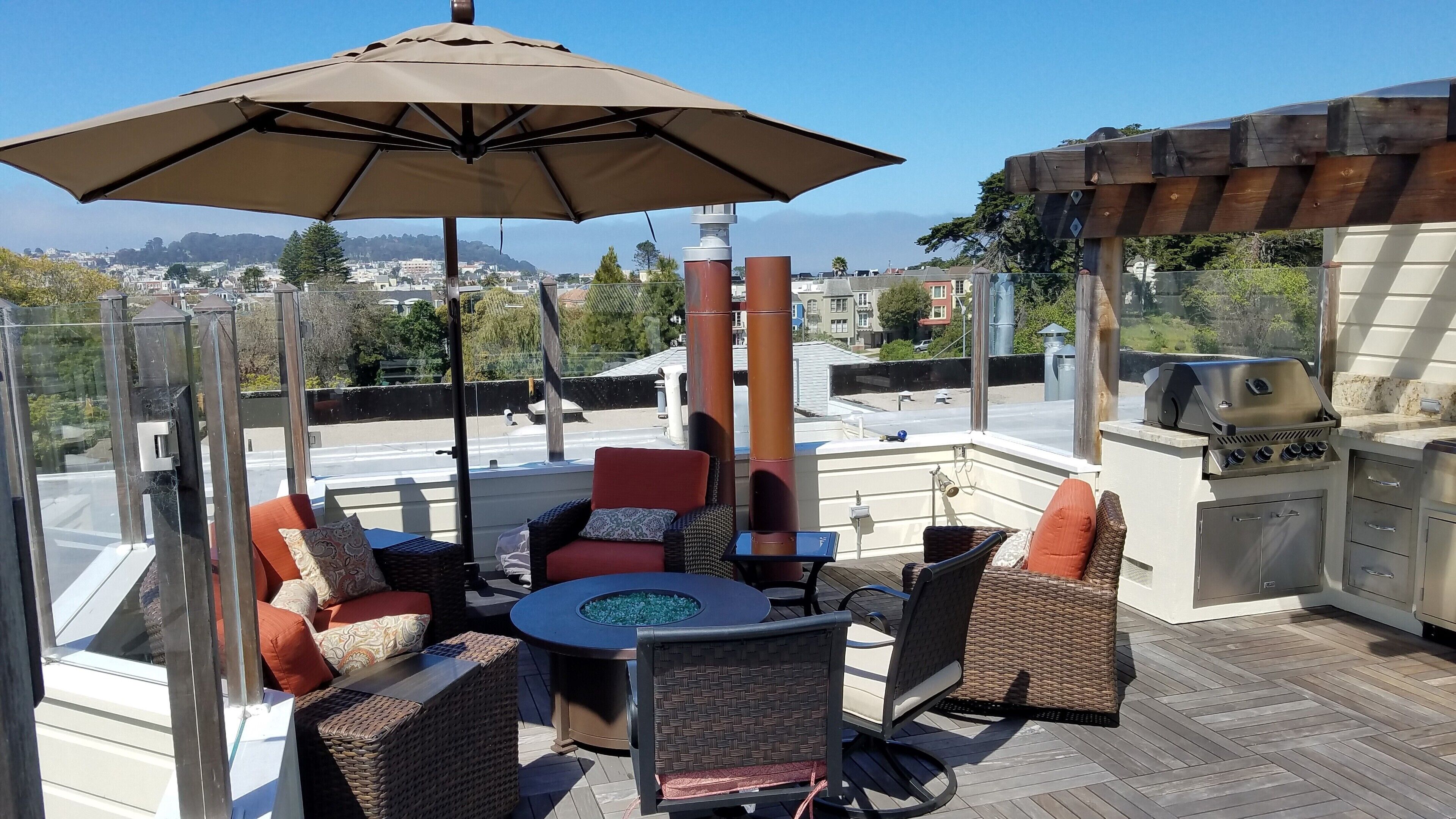 Decks, Views, Large 4 BR. SF's coolest¹ neighborhood, and family-friendly!