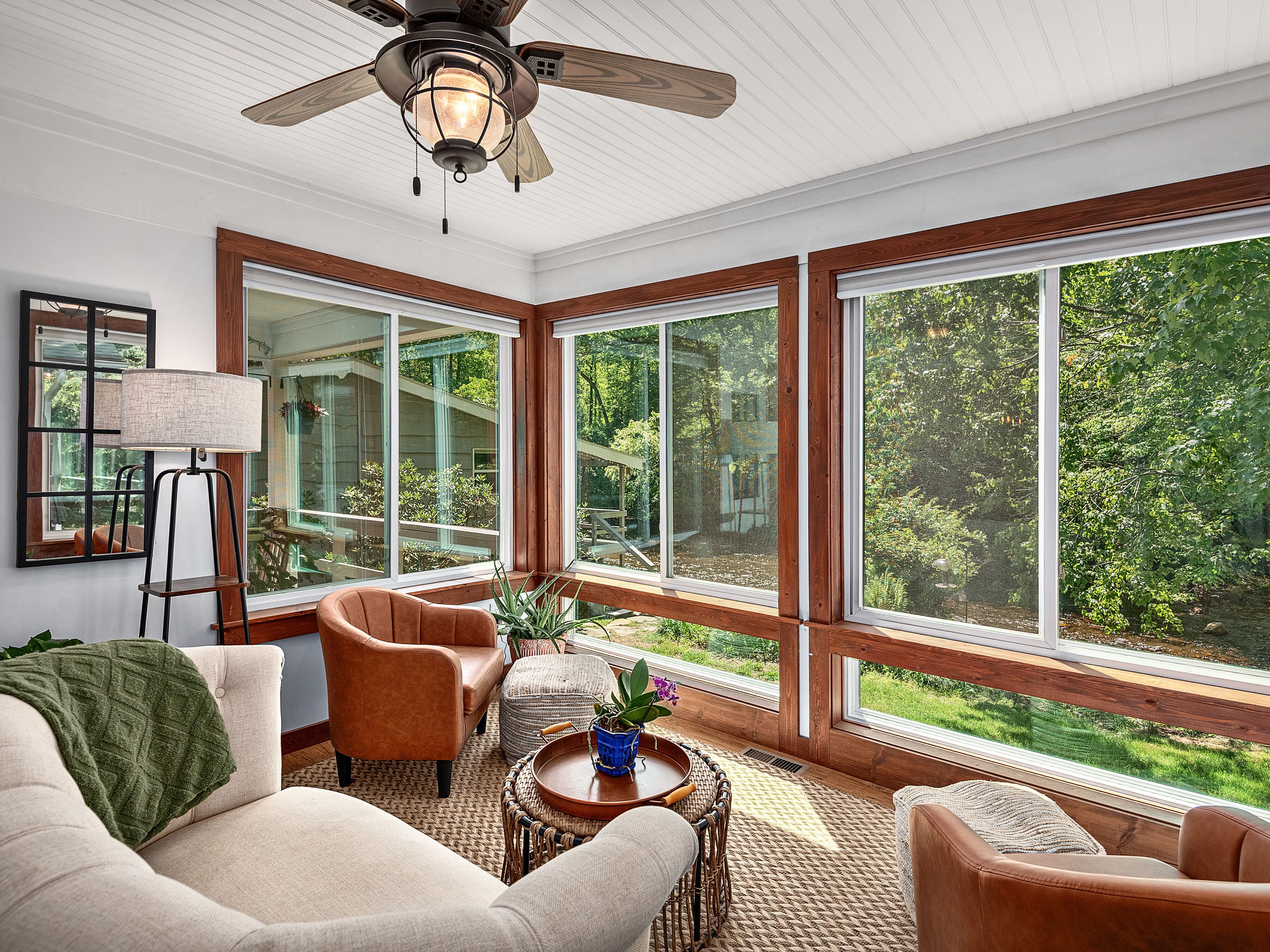 Älytelevisio, takka, DVD-soitin, kirjoja