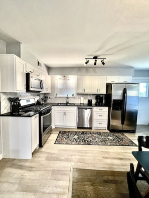 Jääkaappi, mikroaaltouuni, uuni, liesi